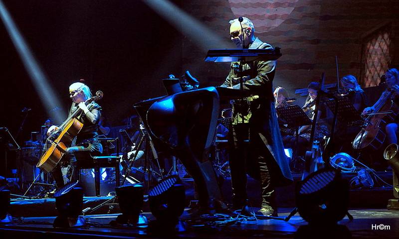 Audiovizuální show Vivaldianno znovu obsadila O2 arenu, k divákům promlouval Pierce Brosnan