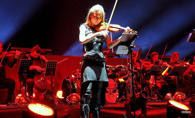 Audiovizuální show Vivaldianno znovu obsadila O2 arenu, k divákům promlouval Pierce Brosnan