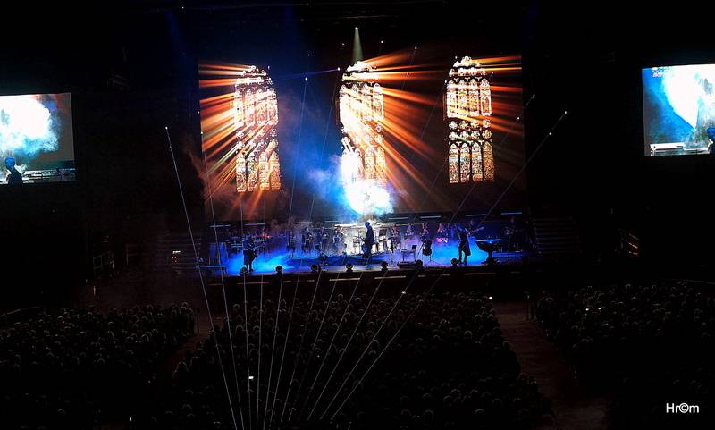 Audiovizuální show Vivaldianno znovu obsadila O2 arenu, k divákům promlouval Pierce Brosnan