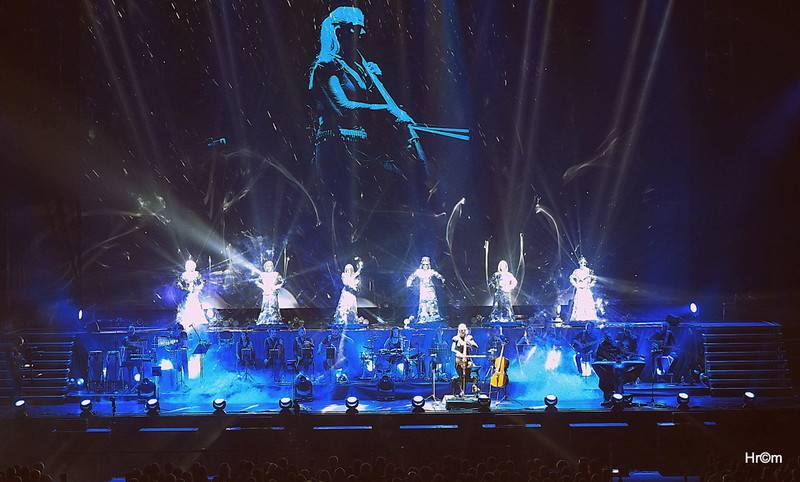 Audiovizuální show Vivaldianno znovu obsadila O2 arenu, k divákům promlouval Pierce Brosnan