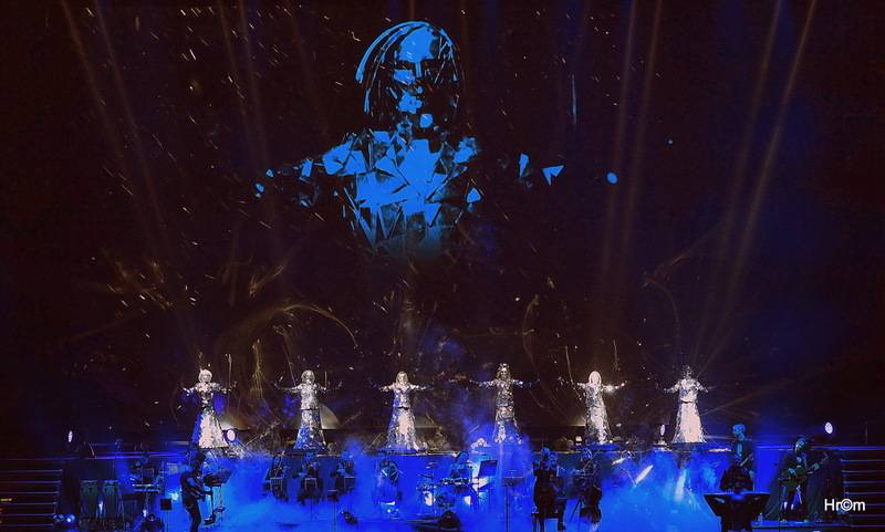 Audiovizuální show Vivaldianno znovu obsadila O2 arenu, k divákům promlouval Pierce Brosnan