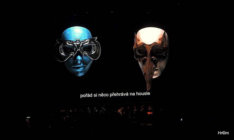 Audiovizuální show Vivaldianno znovu obsadila O2 arenu, k divákům promlouval Pierce Brosnan