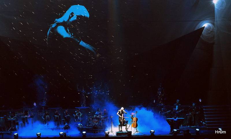 Audiovizuální show Vivaldianno znovu obsadila O2 arenu, k divákům promlouval Pierce Brosnan