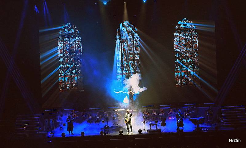 Audiovizuální show Vivaldianno znovu obsadila O2 arenu, k divákům promlouval Pierce Brosnan