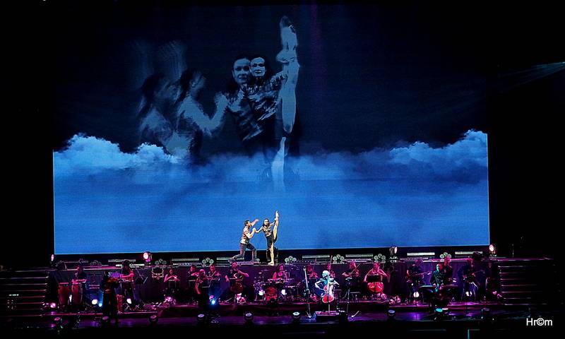 Audiovizuální show Vivaldianno znovu obsadila O2 arenu, k divákům promlouval Pierce Brosnan