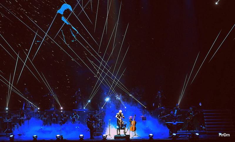 Audiovizuální show Vivaldianno znovu obsadila O2 arenu, k divákům promlouval Pierce Brosnan