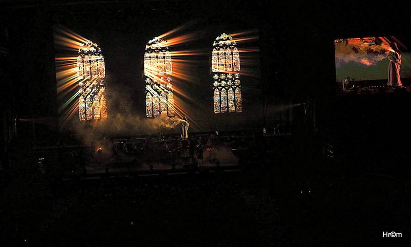 Audiovizuální show Vivaldianno znovu obsadila O2 arenu, k divákům promlouval Pierce Brosnan