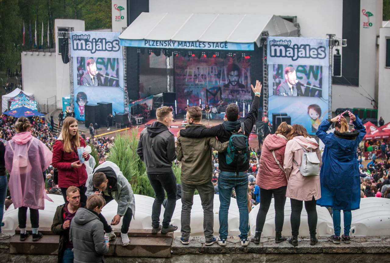 Plzeňský Majáles zlobily rozmary počasí, Kryštof přivezl malý Strahov, zahráli i Mirai nebo Marek Ztracený