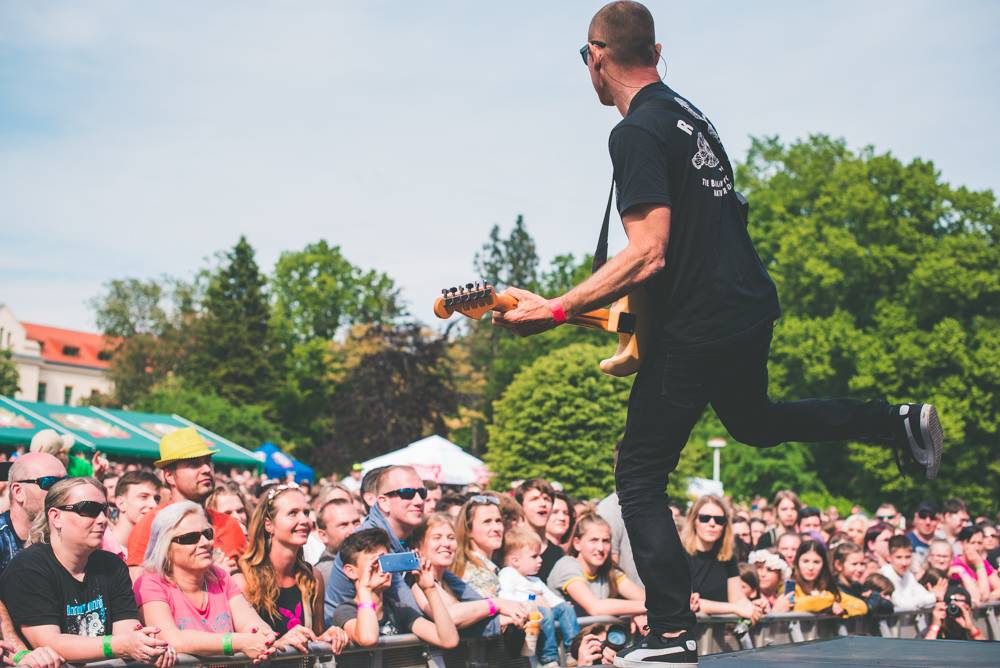 Festival Mezi ploty opět přilákal tisícovky návštěvníků, hráli Xindl X, Wohnout, Vypsaná fixa nebo Divokej Bill