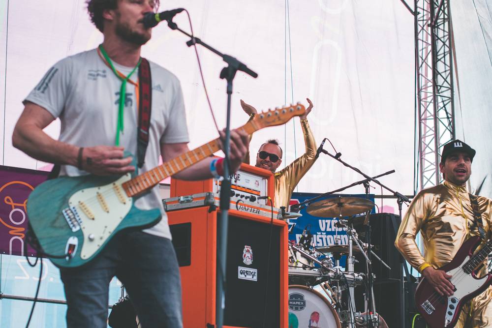 Festival Mezi ploty opět přilákal tisícovky návštěvníků, hráli Xindl X, Wohnout, Vypsaná fixa nebo Divokej Bill