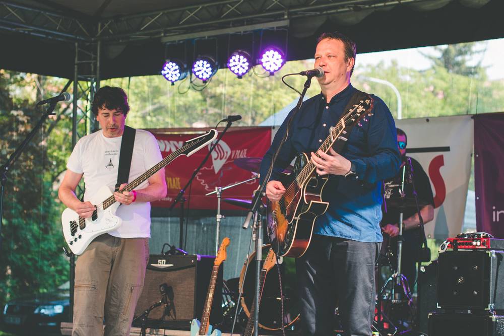 Festival Mezi ploty opět přilákal tisícovky návštěvníků, hráli Xindl X, Wohnout, Vypsaná fixa nebo Divokej Bill