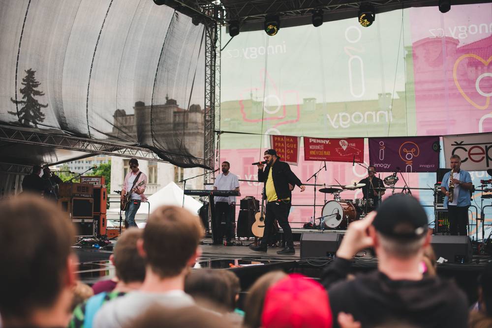 Festival Mezi ploty opět přilákal tisícovky návštěvníků, hráli Xindl X, Wohnout, Vypsaná fixa nebo Divokej Bill