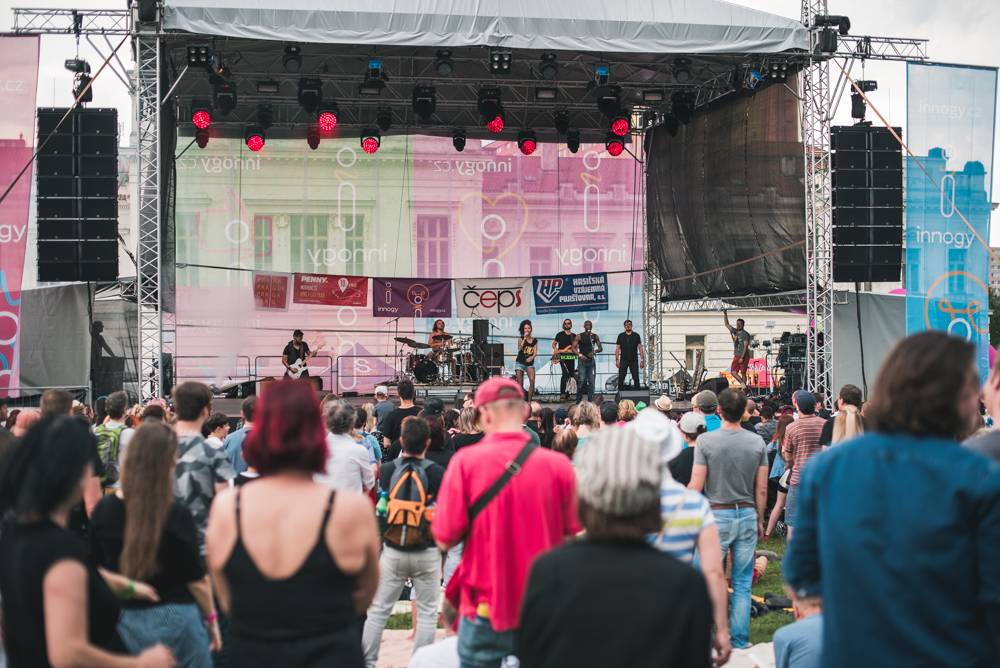 Festival Mezi ploty opět přilákal tisícovky návštěvníků, hráli Xindl X, Wohnout, Vypsaná fixa nebo Divokej Bill