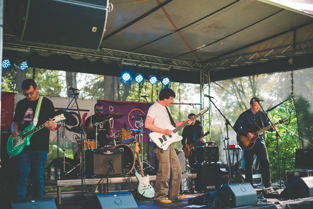 Festival Mezi ploty opět přilákal tisícovky návštěvníků, hráli Xindl X, Wohnout, Vypsaná fixa nebo Divokej Bill