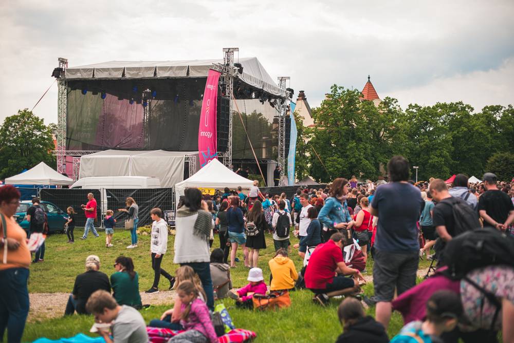 Festival Mezi ploty opět přilákal tisícovky návštěvníků, hráli Xindl X, Wohnout, Vypsaná fixa nebo Divokej Bill