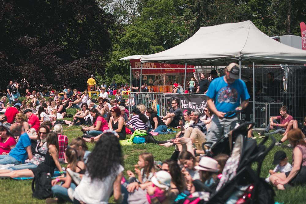 Festival Mezi ploty opět přilákal tisícovky návštěvníků, hráli Xindl X, Wohnout, Vypsaná fixa nebo Divokej Bill