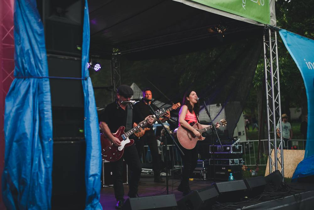 Festival Mezi ploty opět přilákal tisícovky návštěvníků, hráli Xindl X, Wohnout, Vypsaná fixa nebo Divokej Bill