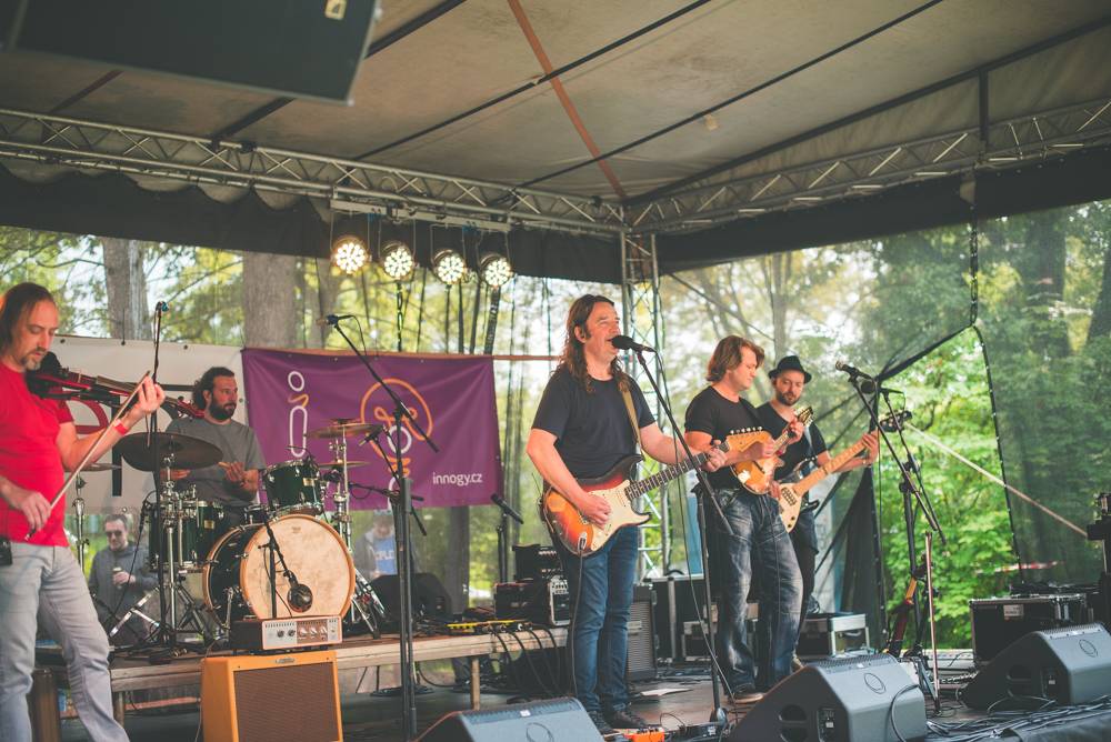 Festival Mezi ploty opět přilákal tisícovky návštěvníků, hráli Xindl X, Wohnout, Vypsaná fixa nebo Divokej Bill