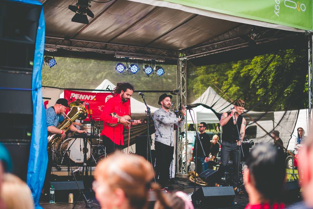 Festival Mezi ploty opět přilákal tisícovky návštěvníků, hráli Xindl X, Wohnout, Vypsaná fixa nebo Divokej Bill