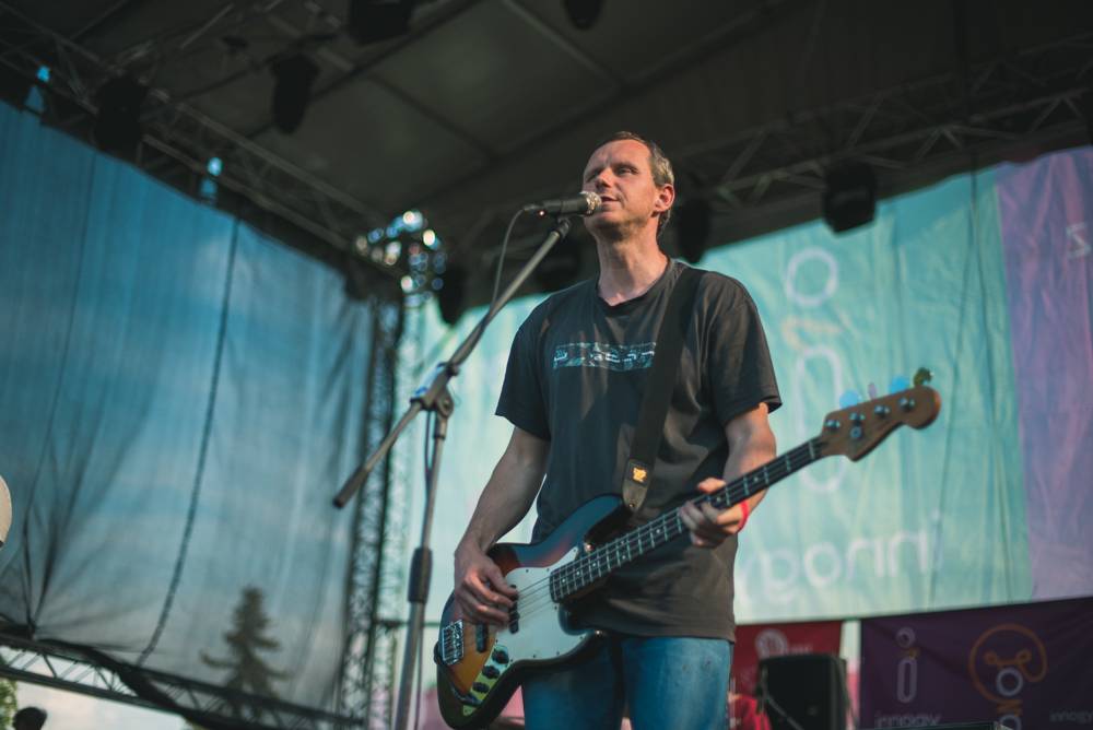 Festival Mezi ploty opět přilákal tisícovky návštěvníků, hráli Xindl X, Wohnout, Vypsaná fixa nebo Divokej Bill