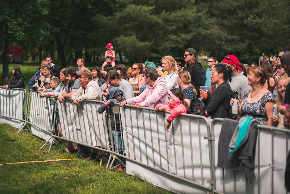 Festival Mezi ploty opět přilákal tisícovky návštěvníků, hráli Xindl X, Wohnout, Vypsaná fixa nebo Divokej Bill
