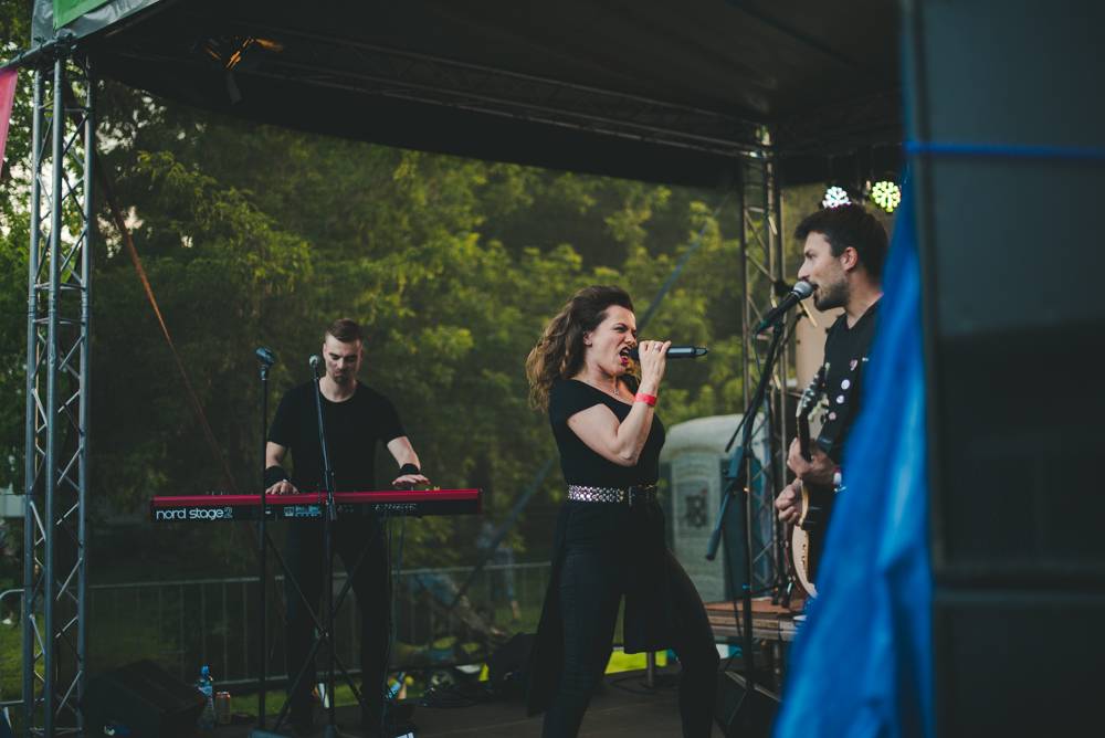 Festival Mezi ploty opět přilákal tisícovky návštěvníků, hráli Xindl X, Wohnout, Vypsaná fixa nebo Divokej Bill