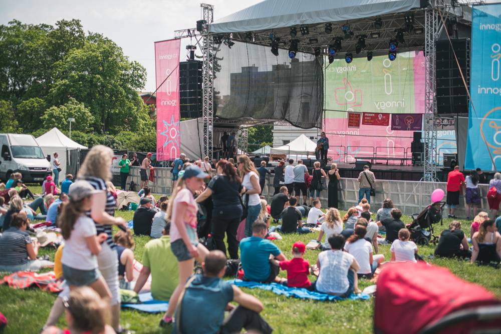 Festival Mezi ploty opět přilákal tisícovky návštěvníků, hráli Xindl X, Wohnout, Vypsaná fixa nebo Divokej Bill