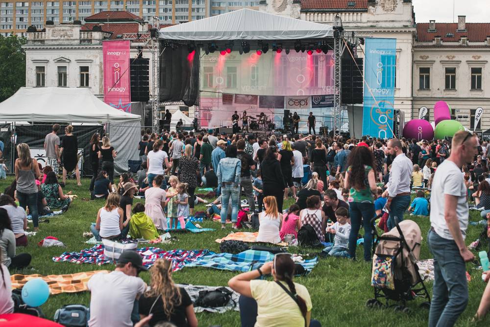 Festival Mezi ploty opět přilákal tisícovky návštěvníků, hráli Xindl X, Wohnout, Vypsaná fixa nebo Divokej Bill