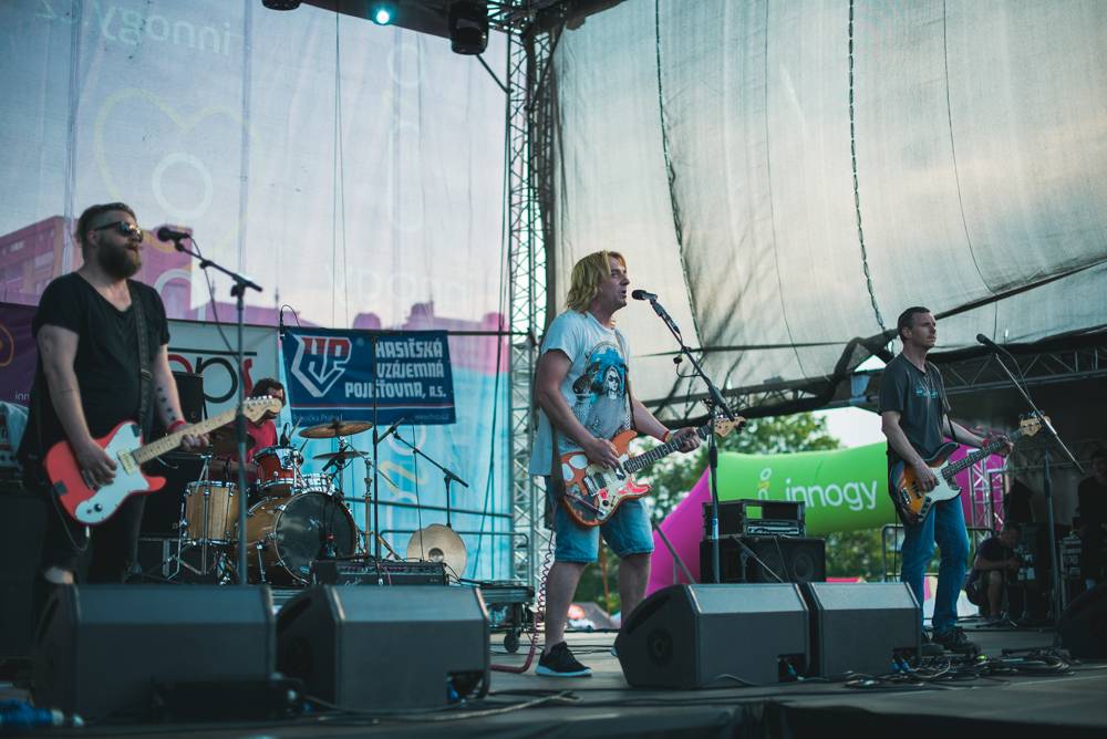 Festival Mezi ploty opět přilákal tisícovky návštěvníků, hráli Xindl X, Wohnout, Vypsaná fixa nebo Divokej Bill