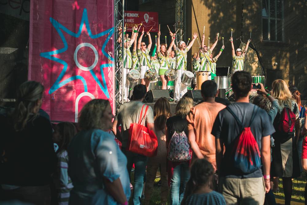 Festival Mezi ploty opět přilákal tisícovky návštěvníků, hráli Xindl X, Wohnout, Vypsaná fixa nebo Divokej Bill