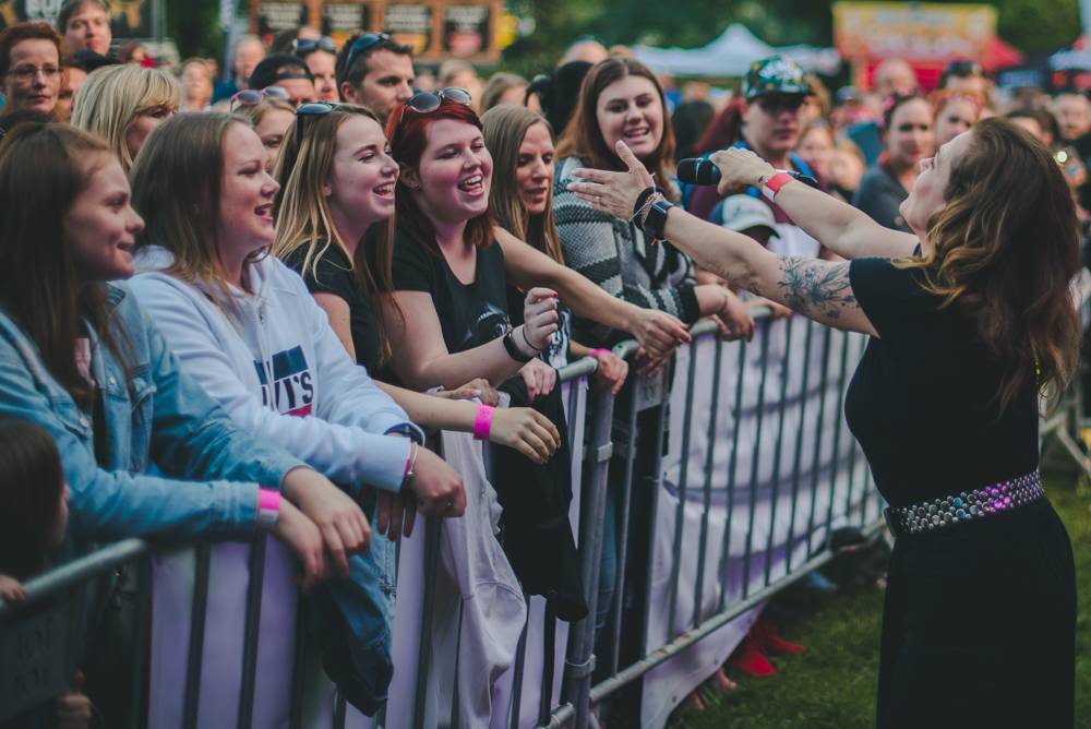 Festival Mezi ploty opět přilákal tisícovky návštěvníků, hráli Xindl X, Wohnout, Vypsaná fixa nebo Divokej Bill