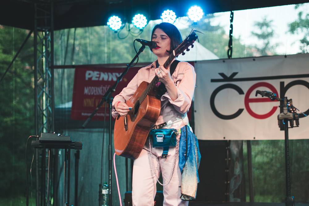 Festival Mezi ploty opět přilákal tisícovky návštěvníků, hráli Xindl X, Wohnout, Vypsaná fixa nebo Divokej Bill