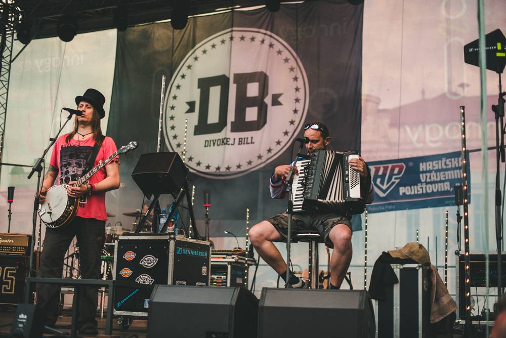 Festival Mezi ploty opět přilákal tisícovky návštěvníků, hráli Xindl X, Wohnout, Vypsaná fixa nebo Divokej Bill