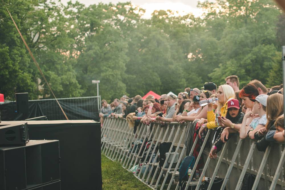 Festival Mezi ploty opět přilákal tisícovky návštěvníků, hráli Xindl X, Wohnout, Vypsaná fixa nebo Divokej Bill