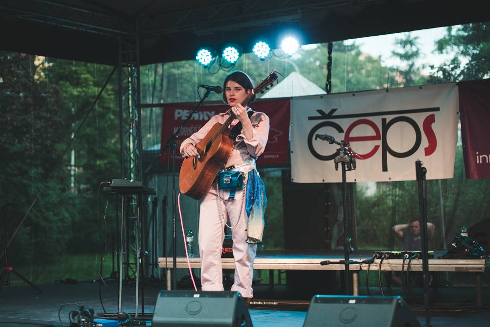 Festival Mezi ploty opět přilákal tisícovky návštěvníků, hráli Xindl X, Wohnout, Vypsaná fixa nebo Divokej Bill