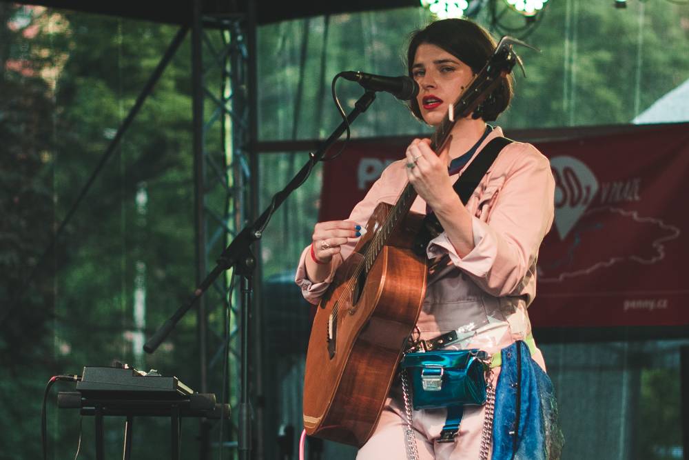 Festival Mezi ploty opět přilákal tisícovky návštěvníků, hráli Xindl X, Wohnout, Vypsaná fixa nebo Divokej Bill