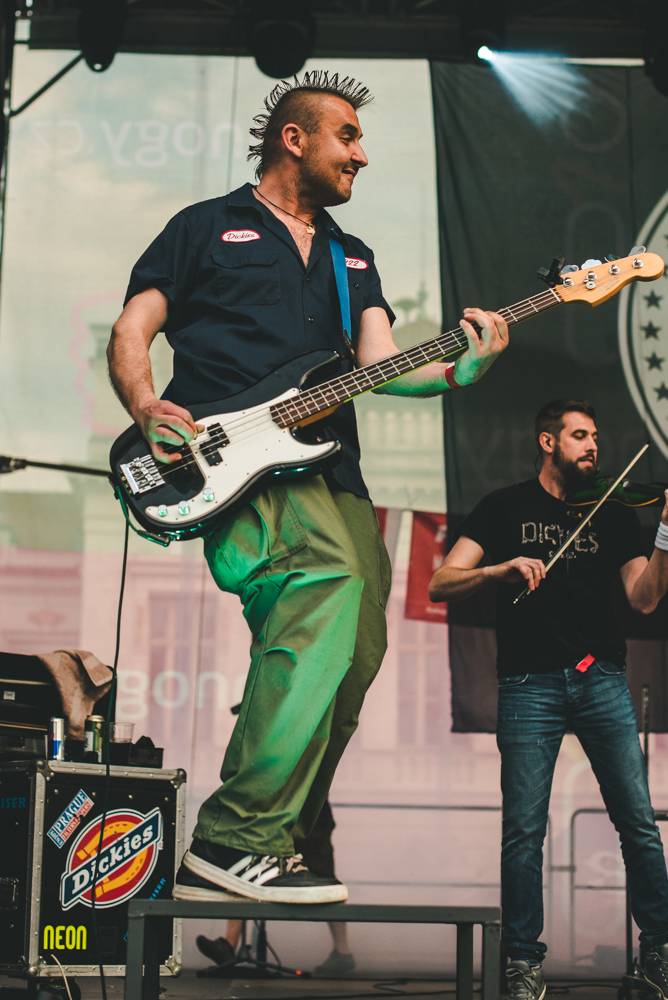 Festival Mezi ploty opět přilákal tisícovky návštěvníků, hráli Xindl X, Wohnout, Vypsaná fixa nebo Divokej Bill