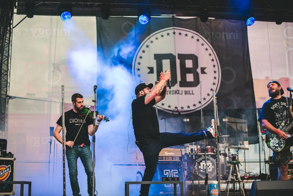 Festival Mezi ploty opět přilákal tisícovky návštěvníků, hráli Xindl X, Wohnout, Vypsaná fixa nebo Divokej Bill