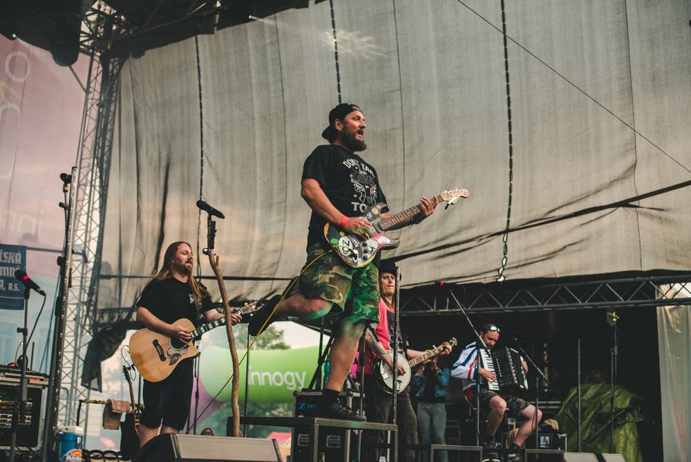 Festival Mezi ploty opět přilákal tisícovky návštěvníků, hráli Xindl X, Wohnout, Vypsaná fixa nebo Divokej Bill