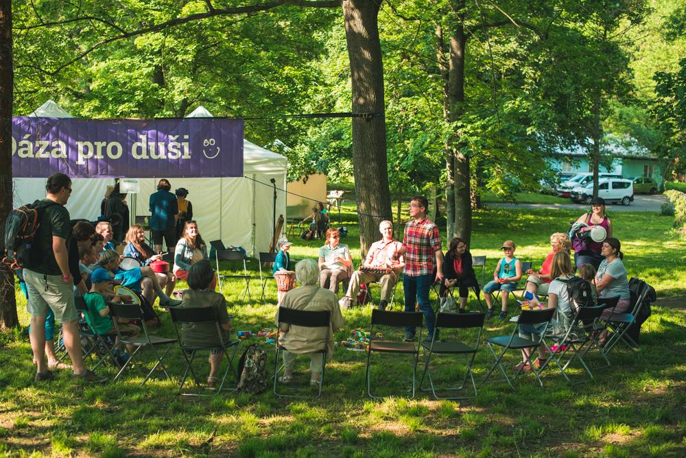 Festival Mezi ploty opět přilákal tisícovky návštěvníků, hráli Xindl X, Wohnout, Vypsaná fixa nebo Divokej Bill