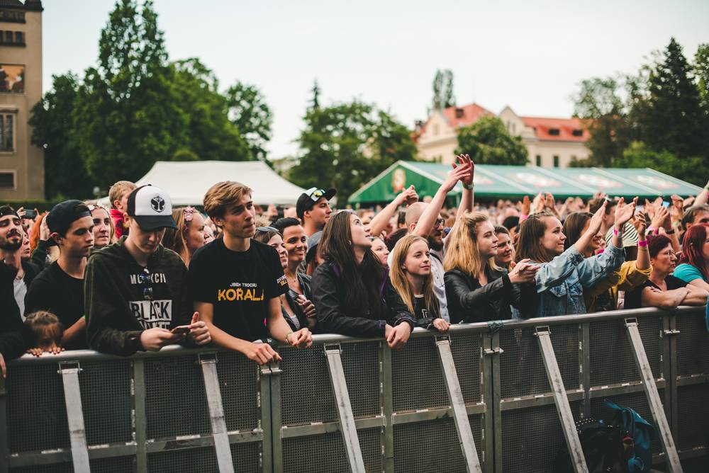 Festival Mezi ploty opět přilákal tisícovky návštěvníků, hráli Xindl X, Wohnout, Vypsaná fixa nebo Divokej Bill