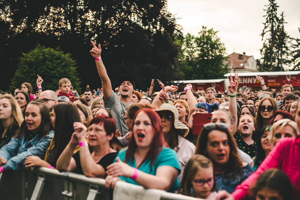 Festival Mezi ploty opět přilákal tisícovky návštěvníků, hráli Xindl X, Wohnout, Vypsaná fixa nebo Divokej Bill
