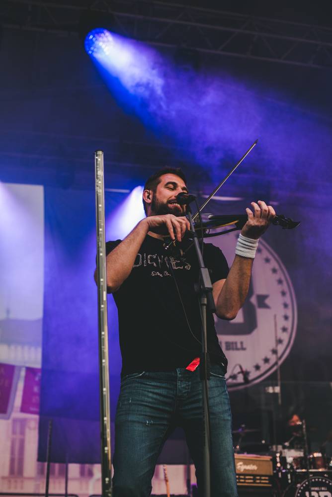 Festival Mezi ploty opět přilákal tisícovky návštěvníků, hráli Xindl X, Wohnout, Vypsaná fixa nebo Divokej Bill