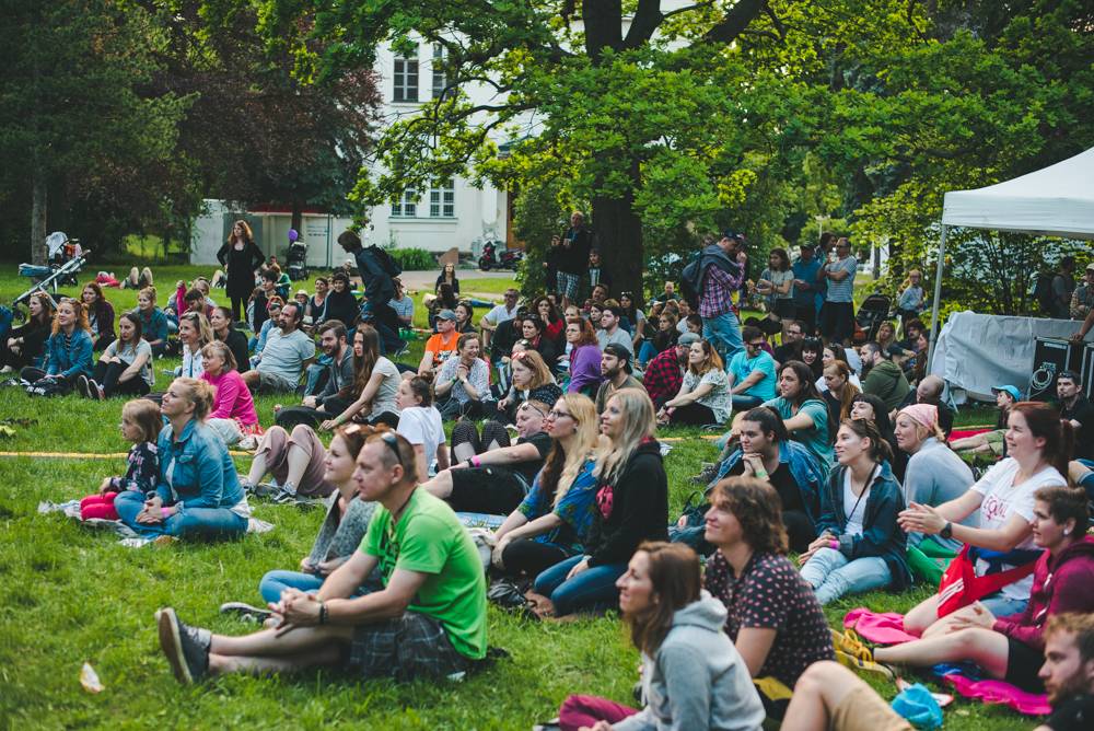 Festival Mezi ploty opět přilákal tisícovky návštěvníků, hráli Xindl X, Wohnout, Vypsaná fixa nebo Divokej Bill