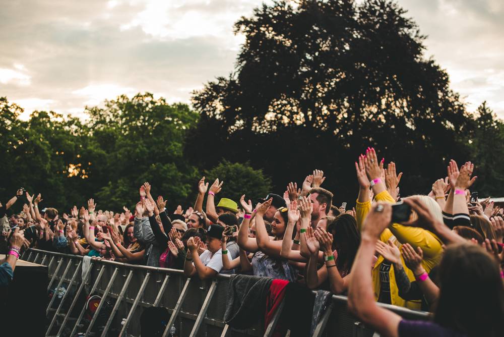 Festival Mezi ploty opět přilákal tisícovky návštěvníků, hráli Xindl X, Wohnout, Vypsaná fixa nebo Divokej Bill