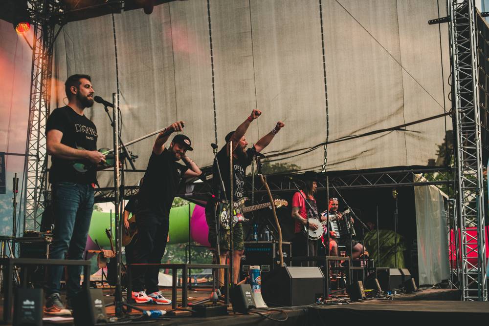 Festival Mezi ploty opět přilákal tisícovky návštěvníků, hráli Xindl X, Wohnout, Vypsaná fixa nebo Divokej Bill