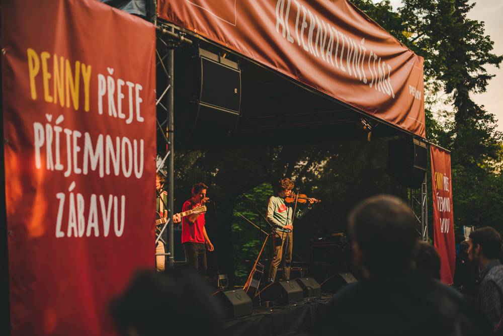 Festival Mezi ploty opět přilákal tisícovky návštěvníků, hráli Xindl X, Wohnout, Vypsaná fixa nebo Divokej Bill