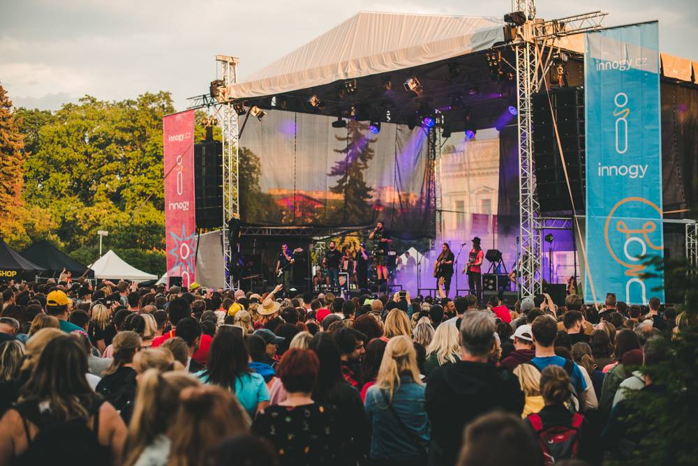 Festival Mezi ploty opět přilákal tisícovky návštěvníků, hráli Xindl X, Wohnout, Vypsaná fixa nebo Divokej Bill