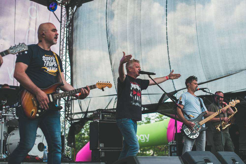 Hvězdami druhého dne festivalu Mezi ploty byli v Bohnicích Barbora Poláková, Mňága a Žďorp nebo Rybičky 48