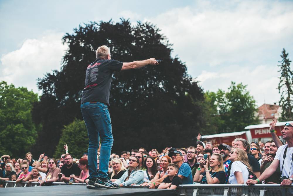 Hvězdami druhého dne festivalu Mezi ploty byli v Bohnicích Barbora Poláková, Mňága a Žďorp nebo Rybičky 48